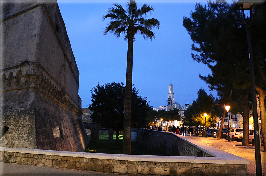 foto Bari di notte